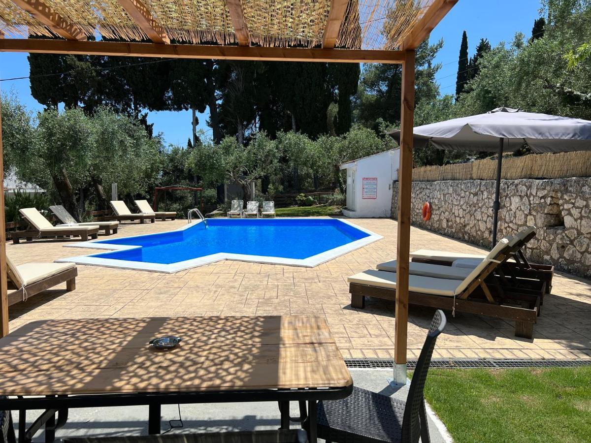 Olive Grove Poolside Apartments Benitses  Eksteriør bilde